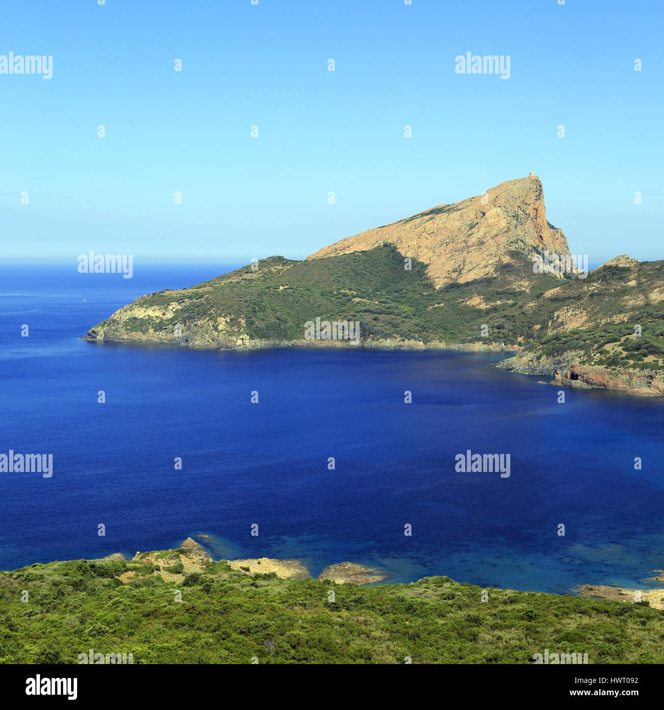 Capo Rosso di montagna e Torre Turghiu in Corsica, Francia Foto Stock