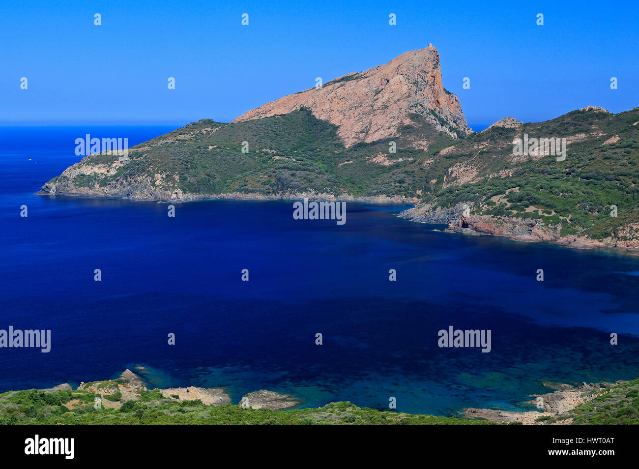 Capo Rosso di montagna e Torre Turghiu in Corsica, Francia Foto Stock