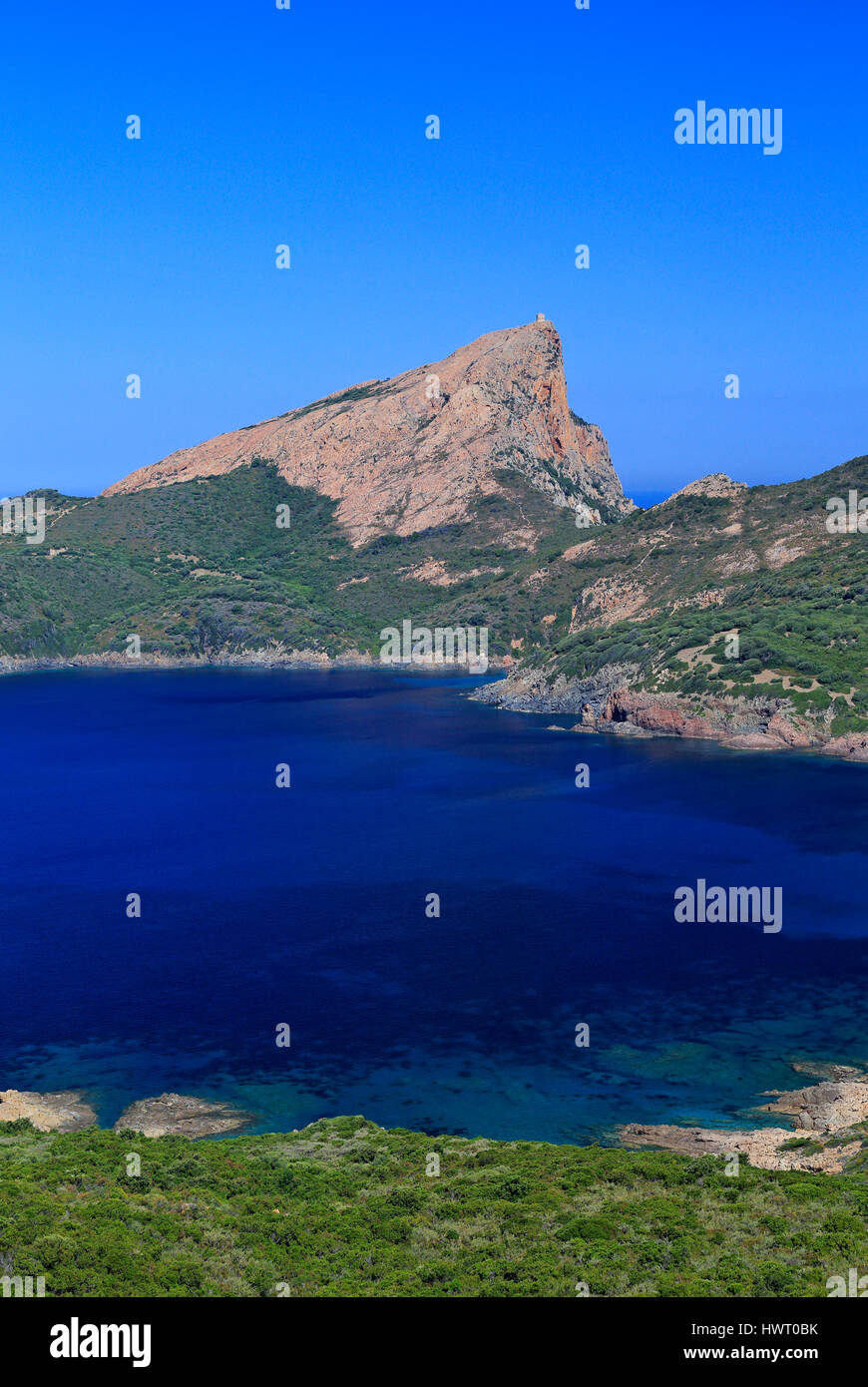 Capo Rosso di montagna e Torre Turghiu in Corsica, Francia Foto Stock