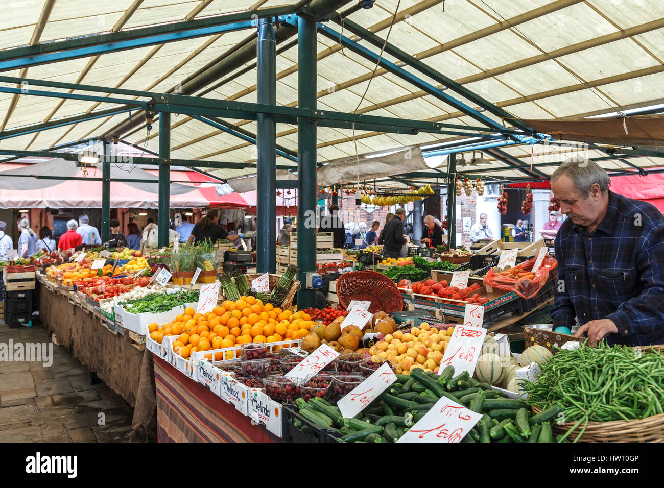 Fornitore a produrre stand, il mercato degli agricoltori, Venezia, Italia Foto Stock