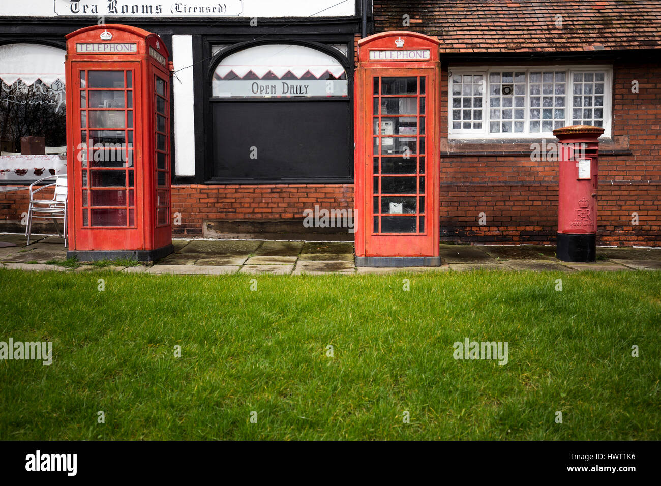 Port Sunlight - un modello di villaggio e borgo nel Metropolitan Borough of Wirral, Merseyside. Tradizionale in rosso casella Telefono e rosso nella casella postale Foto Stock