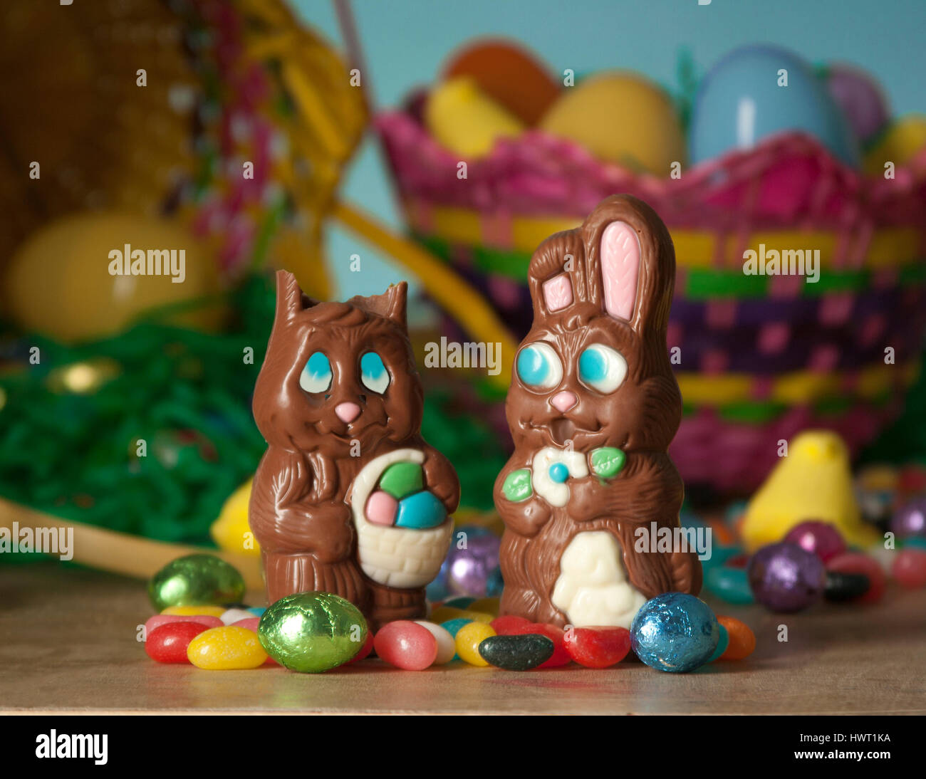 Preoccupato per il cioccolato conigli pasquali Foto Stock