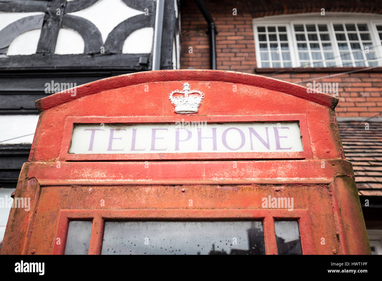 Port Sunlight - un modello di villaggio e borgo nel Metropolitan Borough of Wirral, Merseyside. Tradizionale in rosso casella telefono Foto Stock