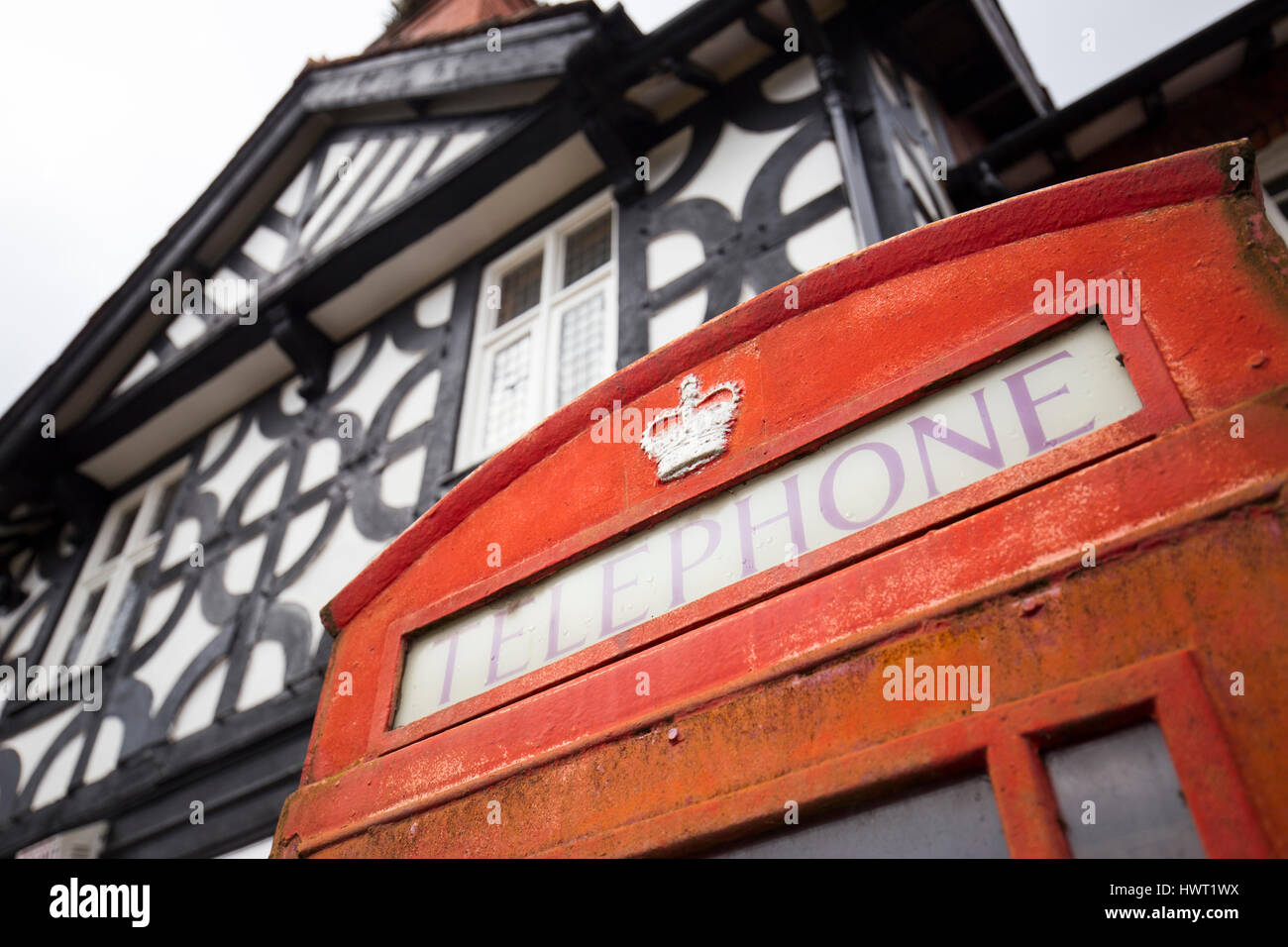 Port Sunlight - un modello di villaggio e borgo nel Metropolitan Borough of Wirral, Merseyside. Tradizionale in rosso casella telefono Foto Stock