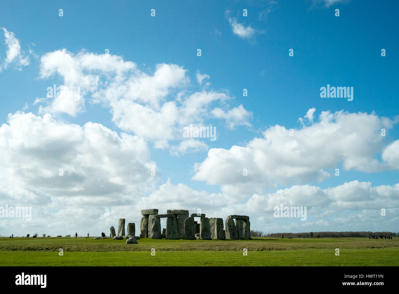 A metà distanza vista di Stonehenge sul campo contro il cielo nuvoloso Foto Stock