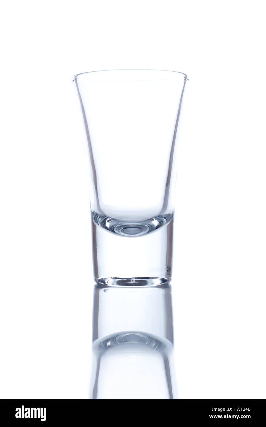 La vodka vetro isolato su sfondo bianco con una riflessione Foto Stock