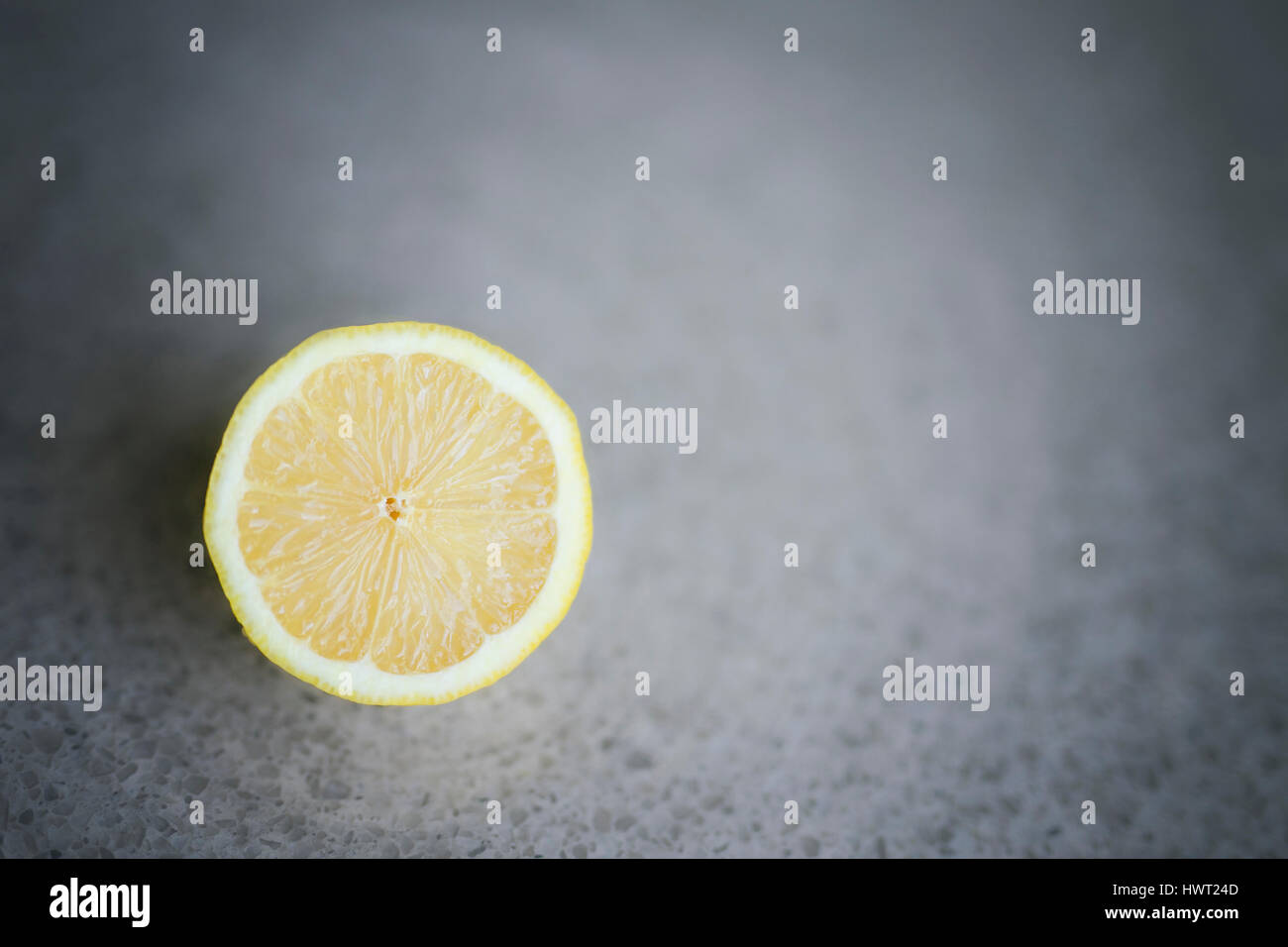 Close-up di fetta di limone su tavola Foto Stock