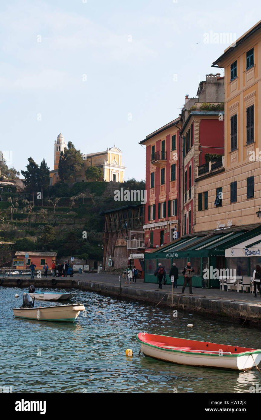 Portofino: la baia e la chiesa di San Giorgio, costruito nel 1154, che conserva le reliquie di San Giorgio ha portato dai marinai locali reduci dalla crociata Foto Stock