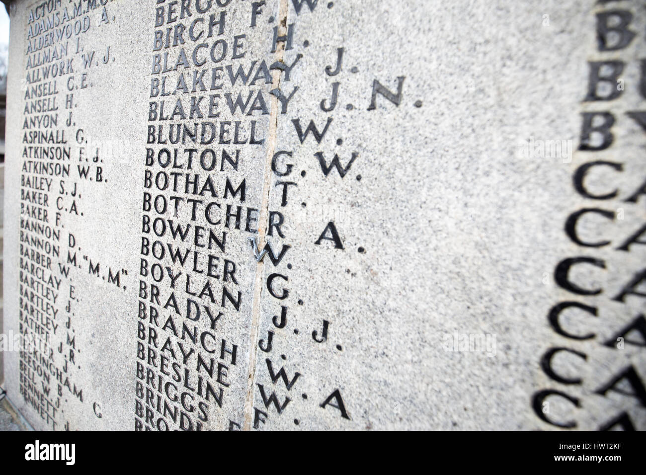Port Sunlight - un modello di villaggio e borgo nel Metropolitan Borough of Wirral, Merseyside. Memoriale di guerra. Elenco di nomi di soldati deceduti Foto Stock