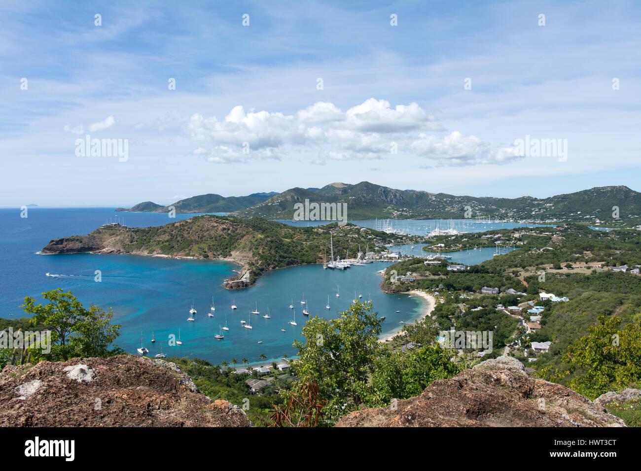 Vista panoramica della Nelsons Dockyard visto da Shirley Heights contro sky Foto Stock