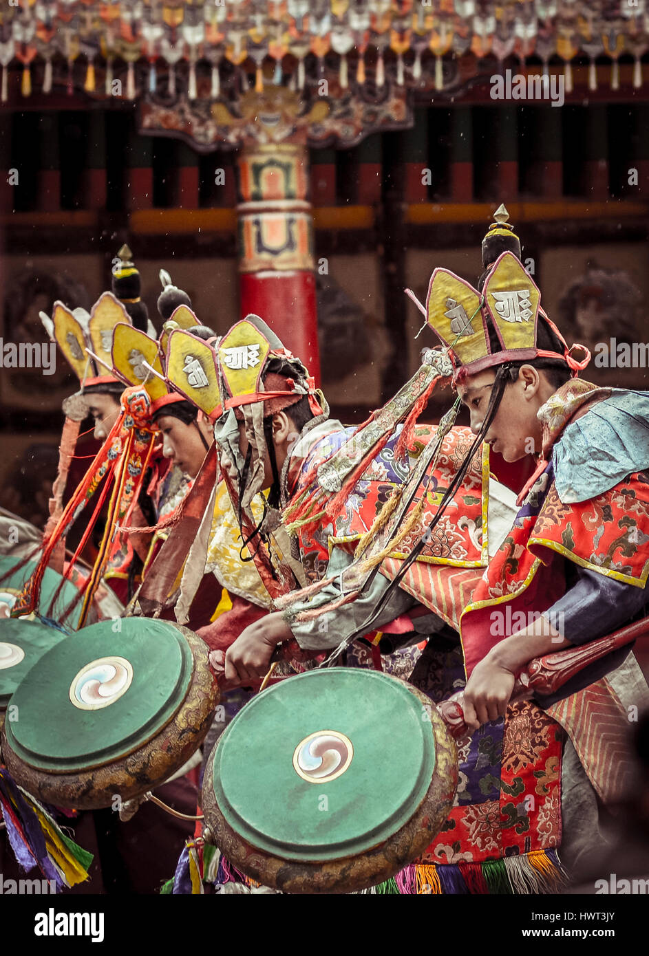 Gli uomini di eseguire la tradizionale danza Foto Stock