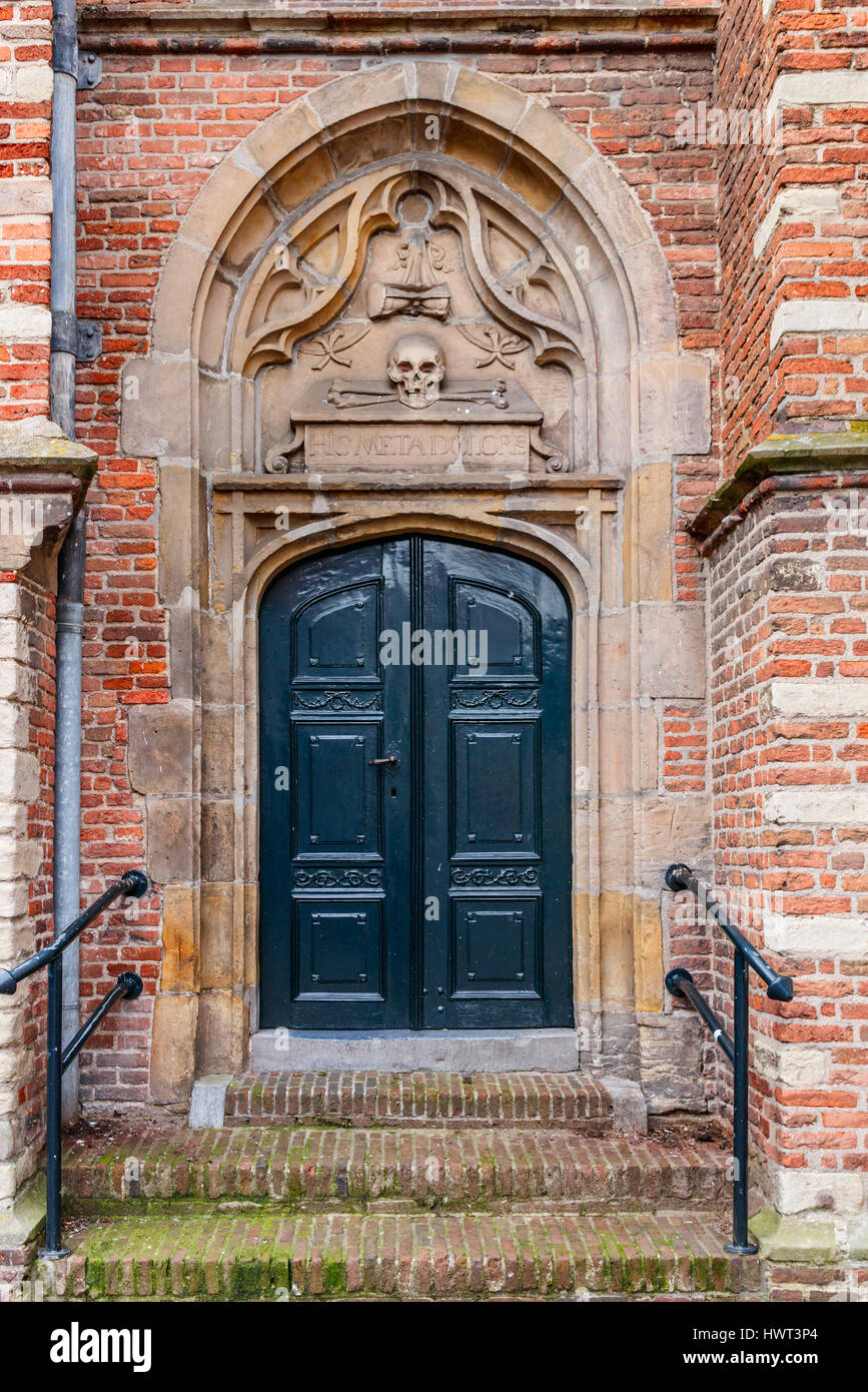 La vecchia porta con timpano in un muro di mattoni della Noorderkerk (nord chiesa). Hoorn, Paesi Bassi Foto Stock