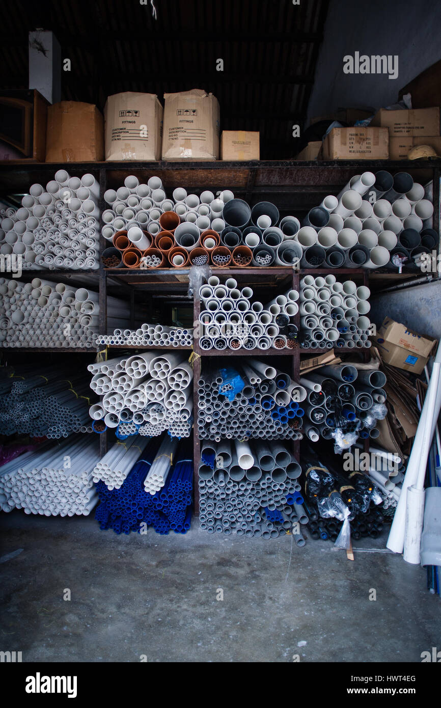 Scatole di grigio e bianco tubi in materiale plastico in un magazzino Foto Stock