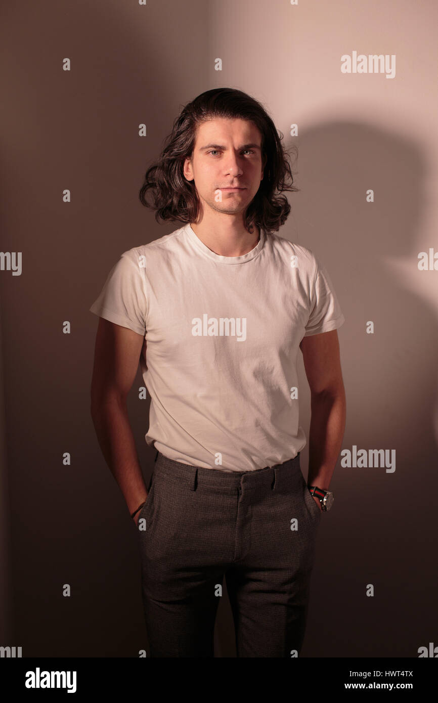 Bellissimo uomo romantico con capelli lunghi. Foto Stock