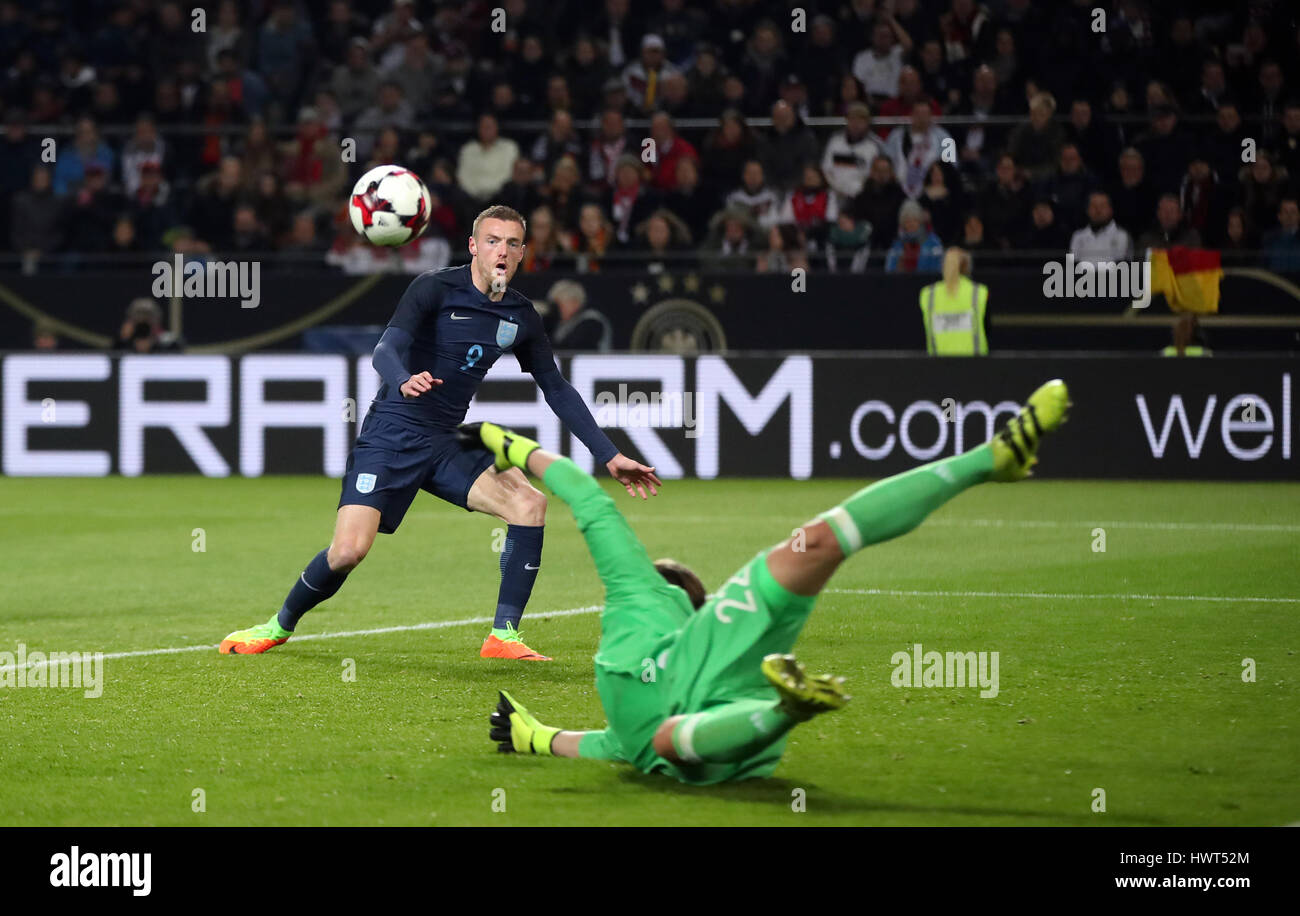 In Germania il portiere Marc-andré ter Stegen rende un salvataggio come l'Inghilterra del Jamie Vardy guarda su durante la International amichevole al Signal Iduna Park di Dortmund. Foto Stock