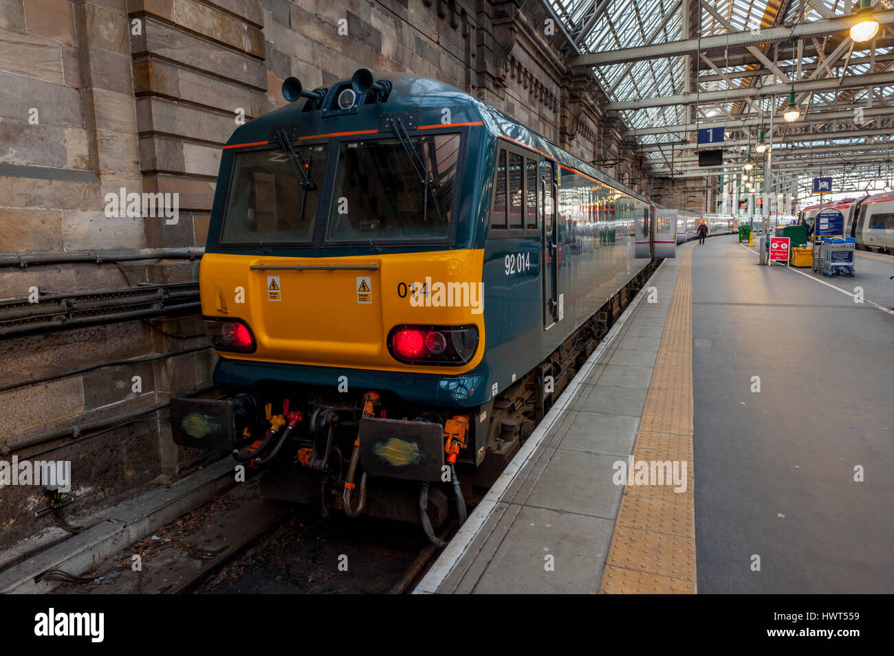 Caledonia sleeper in treno la stazione centrale di Glasgow una piattaforma. Foto Stock