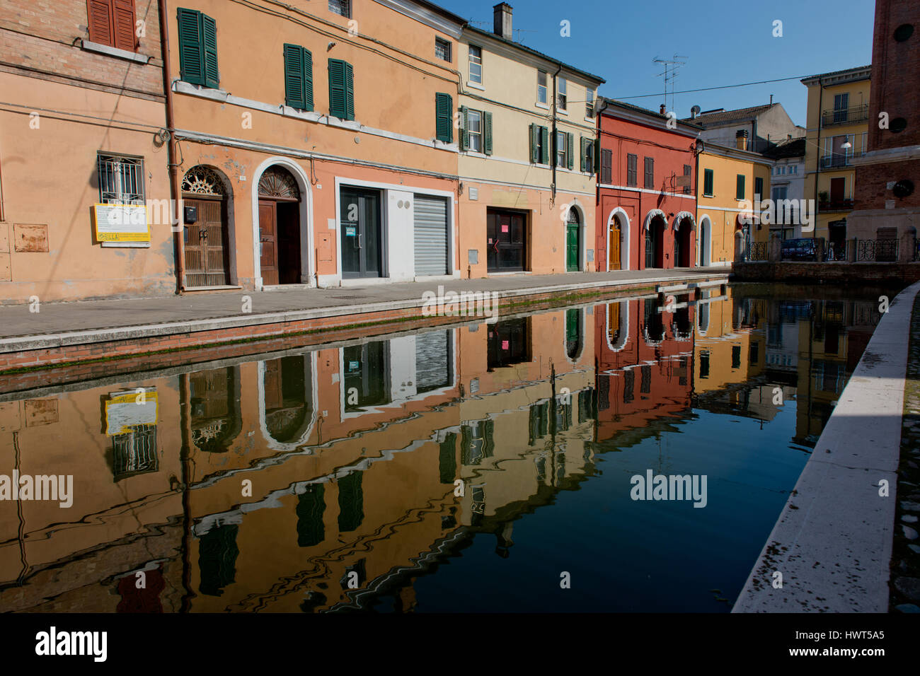 Il canale nel centro di Comacchio, antico villaggio nel Delta del Po, Italia Foto Stock