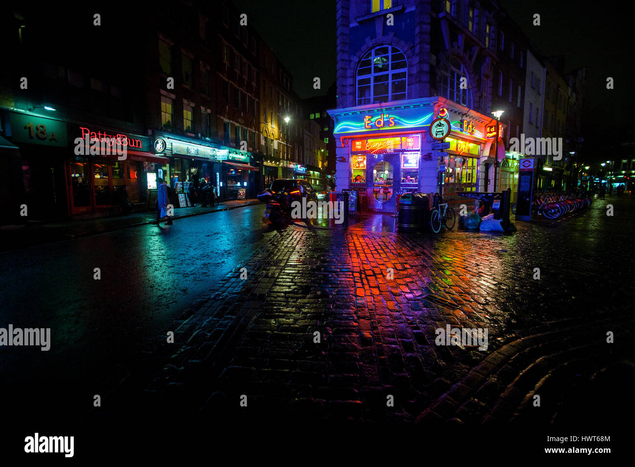 Ed's Diner luci al neon riflesse sul bagnato pietra ciottoli street soho Londra Foto Stock