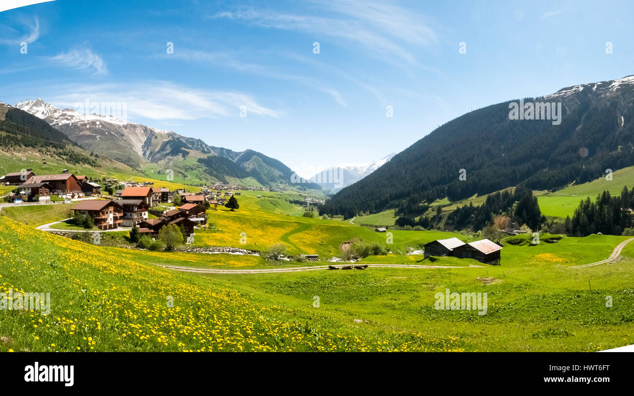 Surselva, Svizzera: Vista Valle Surselva. La valle è illuminata dal sole durante una bella giornata nel giorno della solennità dell Ascensione del Signore. Foto Stock