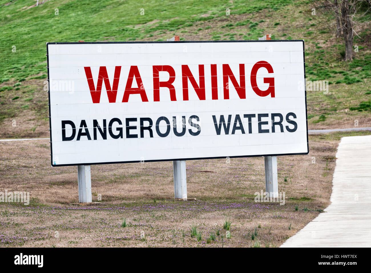 Un grande cartello nei pressi di una diga idroelettrica in Tennessee e mette in guardia i barcaioli, nuotatori e altri della acque pericolose di seguito. Foto Stock