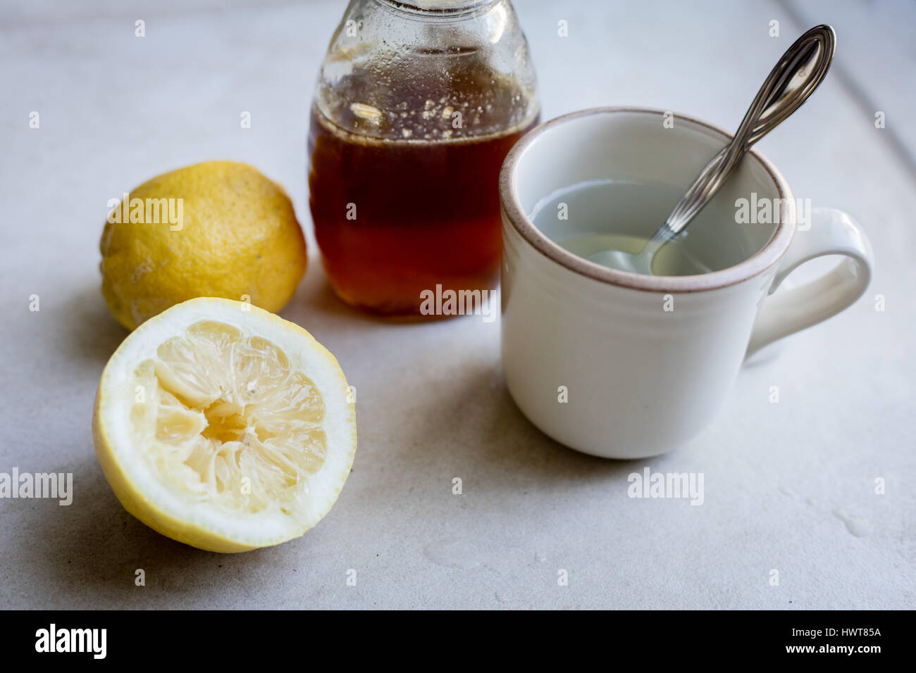 Tosse e raffreddore rimedio con limone, il miele e la tazza di acqua calda  Foto stock - Alamy