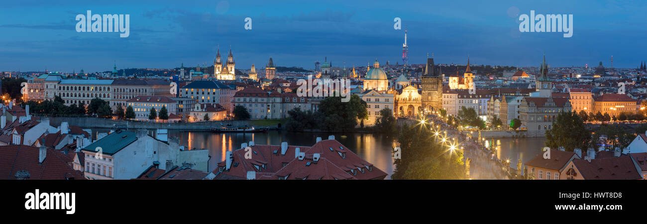 Vedute panoramiche del centro storico con Moldava, il castello e il Ponte Carlo a Praga Repubblica Ceca Foto Stock