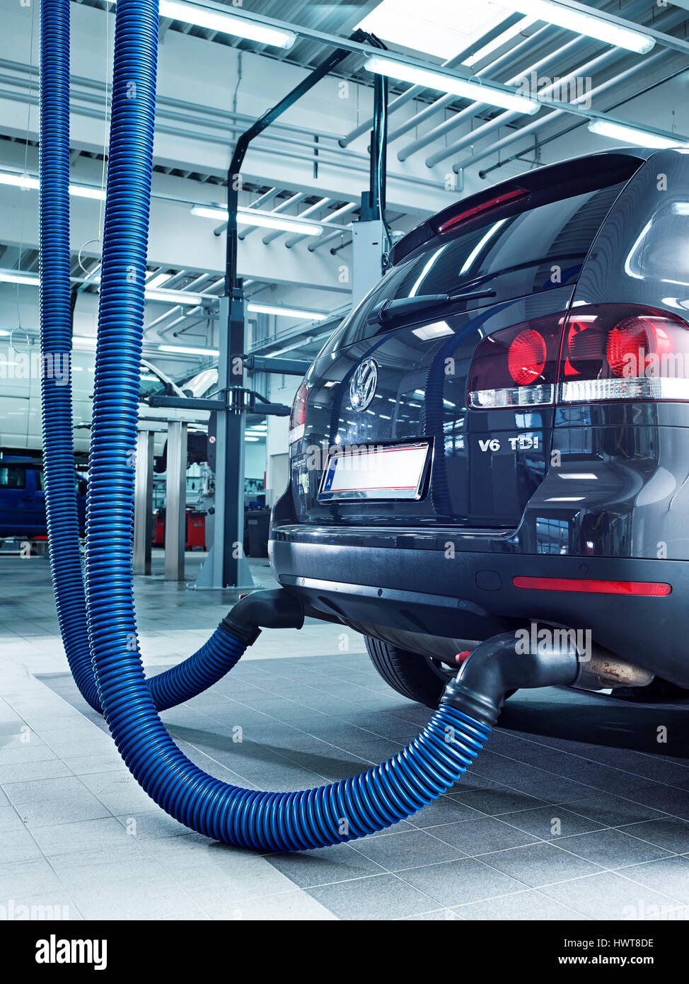 Emissioni di gas di scarico su Misura auto in un garage di VW, Austria Foto Stock