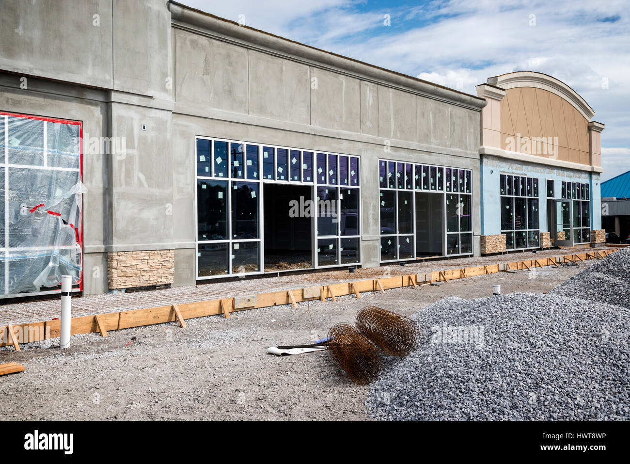 Una nuova striscia di retail center in costruzione. Foto Stock