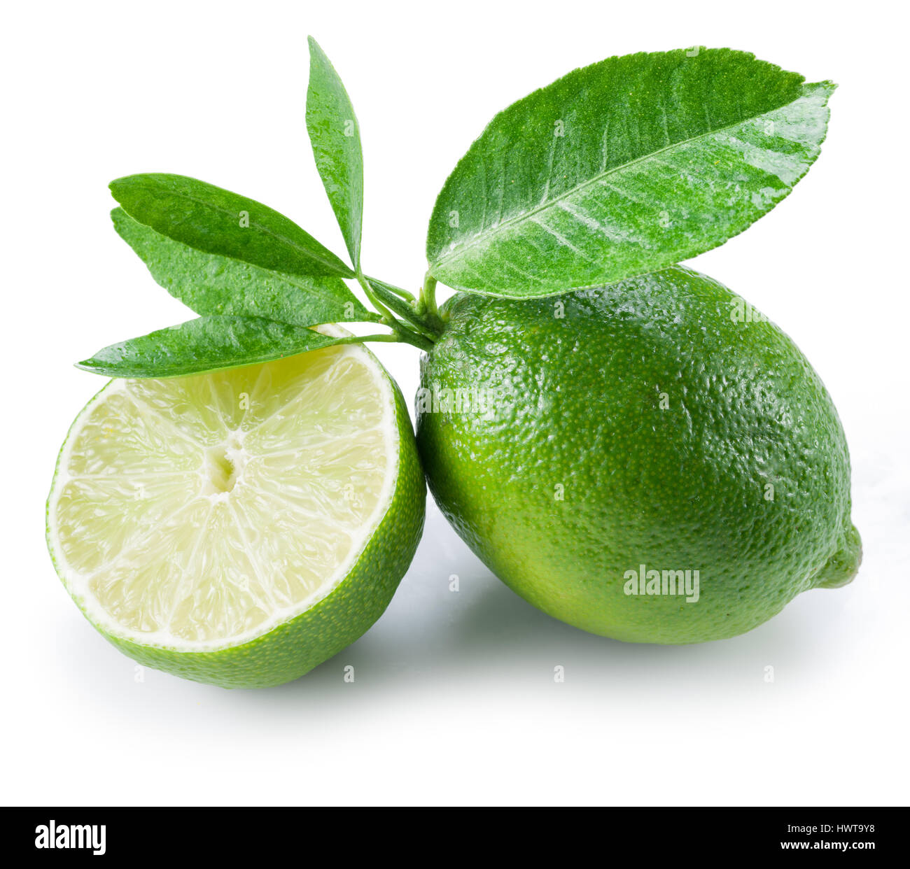 Lime maturi frutti con una metà sullo sfondo bianco. Foto Stock