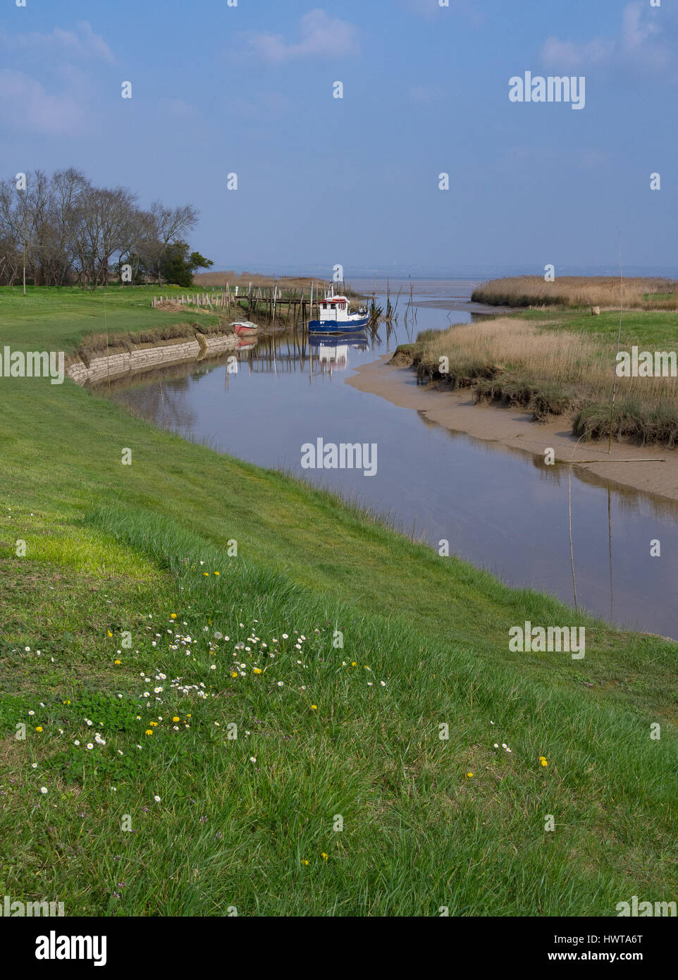 Piccola barca da pesca ormeggiate a Port de da, a estuario della Gironda, Aquitaine, Francia. Foto Stock