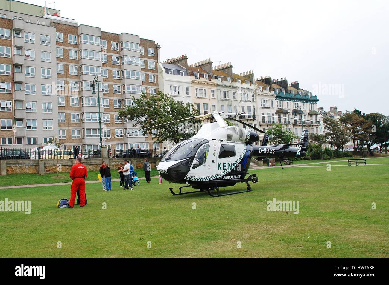 Il Kent e Sussex Air Ambulance sbarcati a Warrior Square Gardens in St Leonards-on-Sea in East Sussex, Inghilterra durante la partecipazione a una emergenza medica. Foto Stock