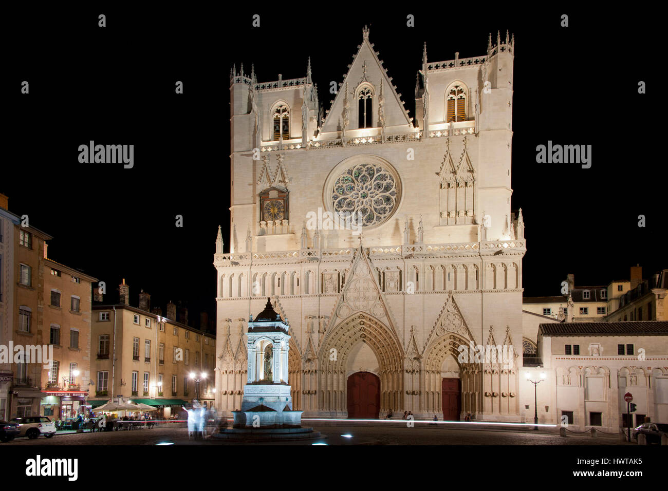 La cattedrale di san Giovanni nel centro storico di Lione è accesa Foto Stock