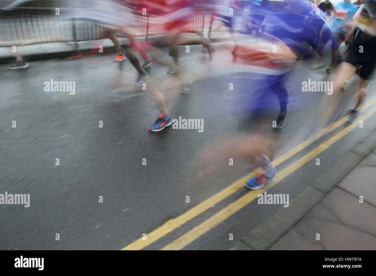 Guide di scorrimento in Brighton mezza maratona lungo il lungomare in Brighton Foto Stock