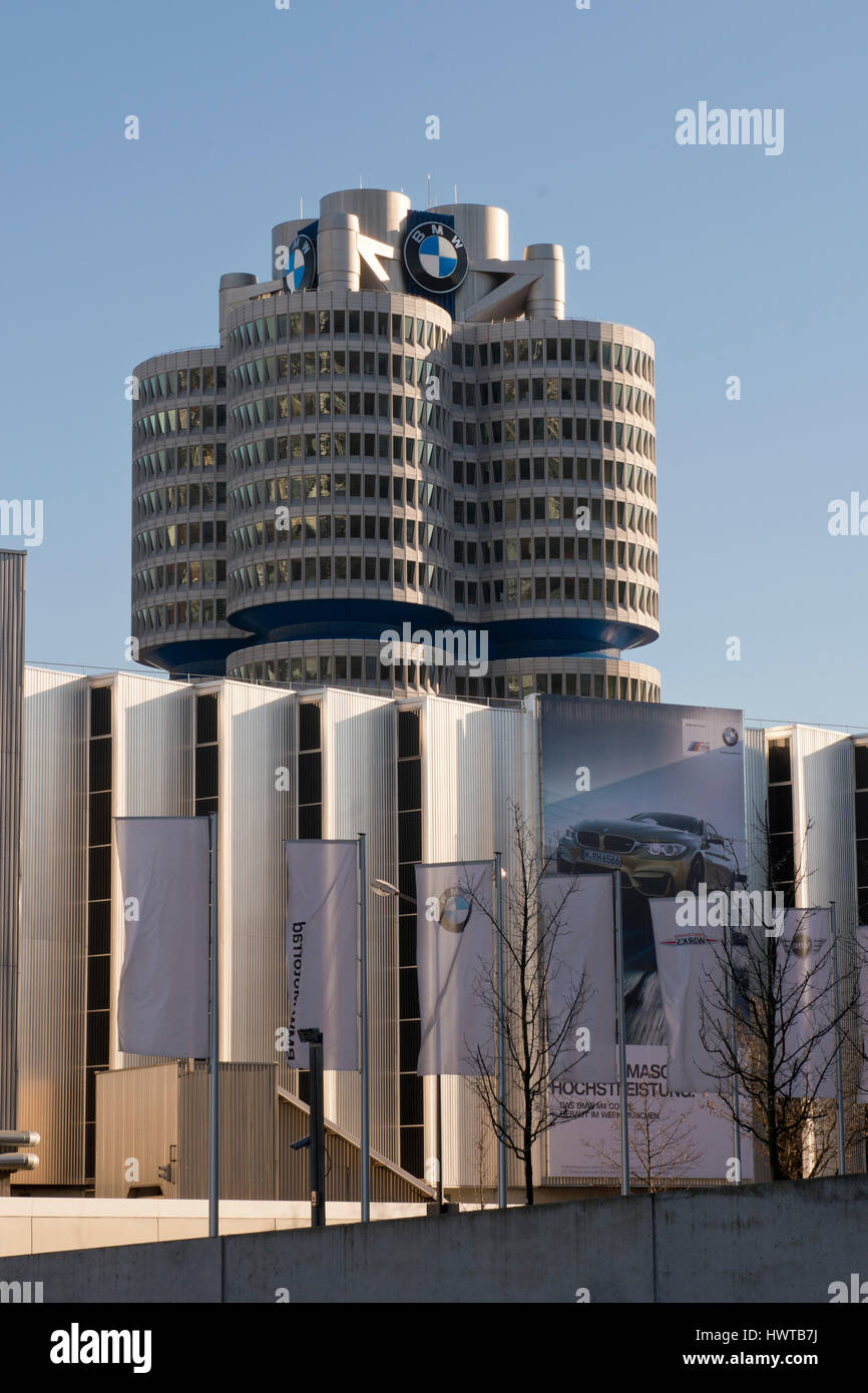 Monaco di Baviera - Germania - 30 dicembre 2013 - la sede della Bmw si trova vicino all'Olympiapark a Monaco di Baviera, è stato istituito nel 1972 prima dell'estate Olympic Ga Foto Stock