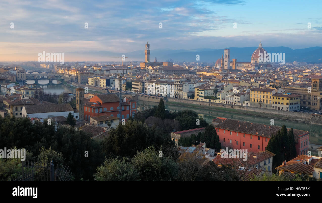 Una vista panoramica di Firenze, Italia, e il luogo di nascita del Rinascimento, al tramonto Foto Stock