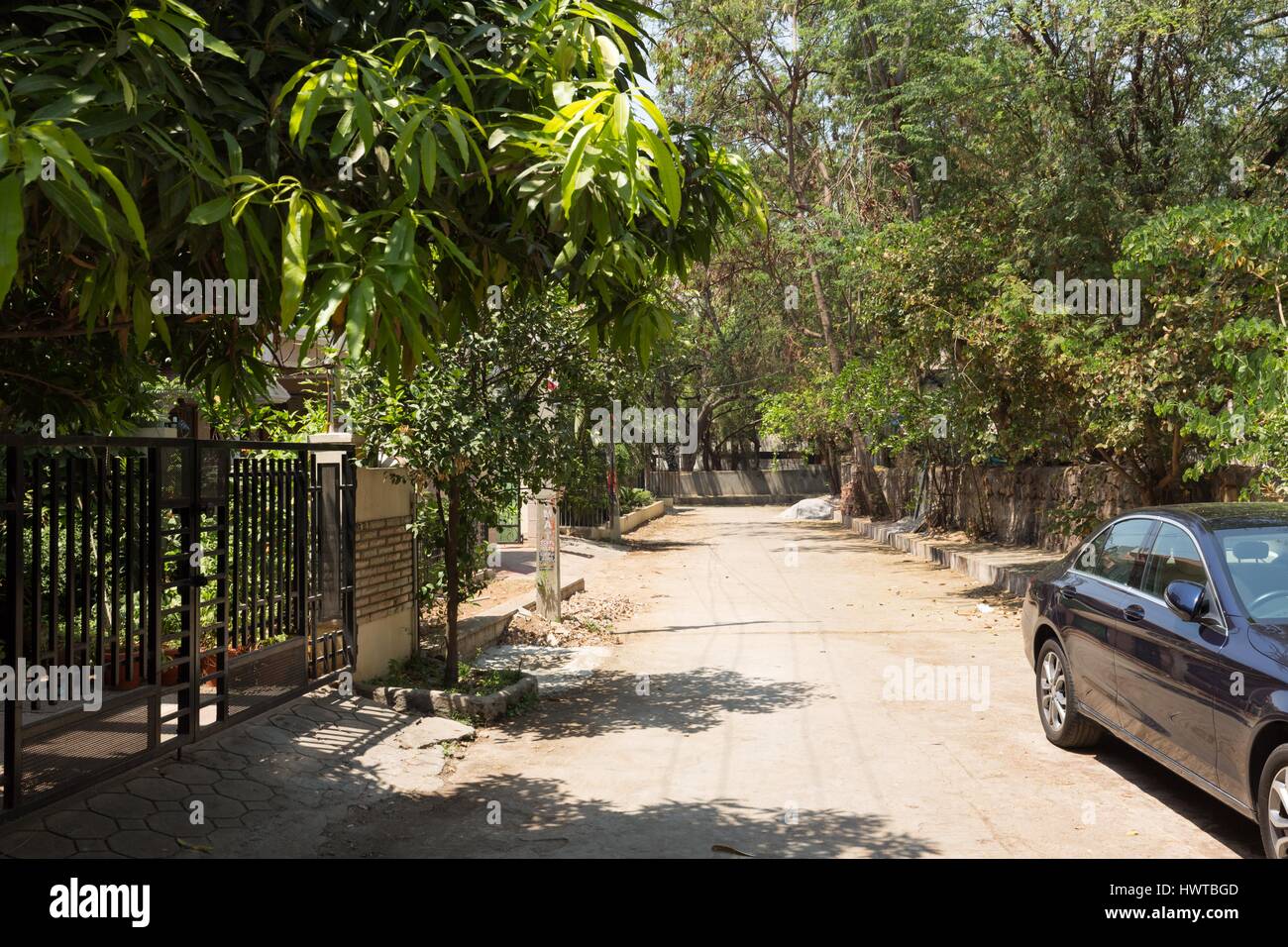 Hyderabad, India - marzo 23,2017 una strada in un quartiere residenziale indossa un look deserte a mezzogiorno come le temperature raggiungono livelli inaccettabili Foto Stock