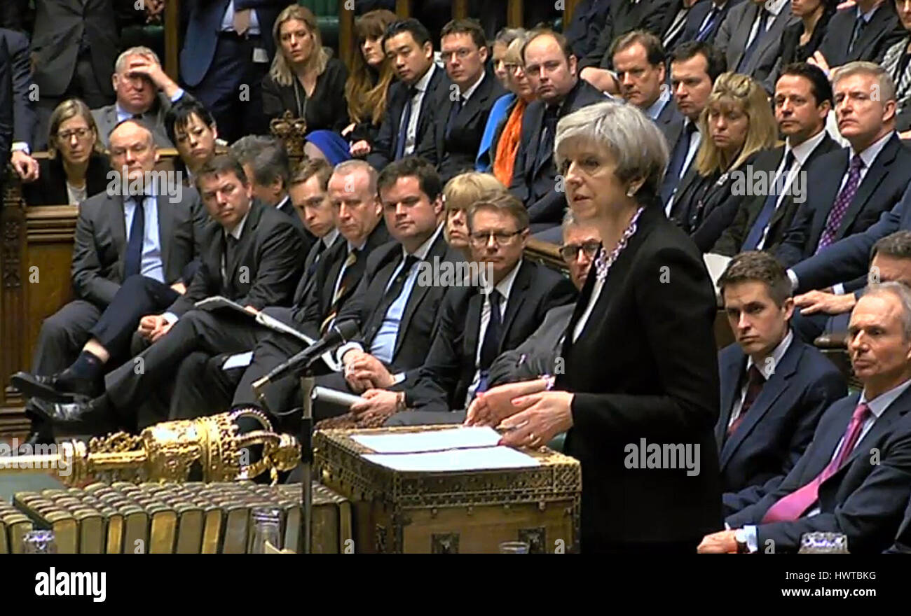 Il primo ministro Theresa Maggio parlando ai parlamentari della Camera dei comuni sulla scia di ieri del terrore attacco al Palazzo di Westminster. Foto Stock