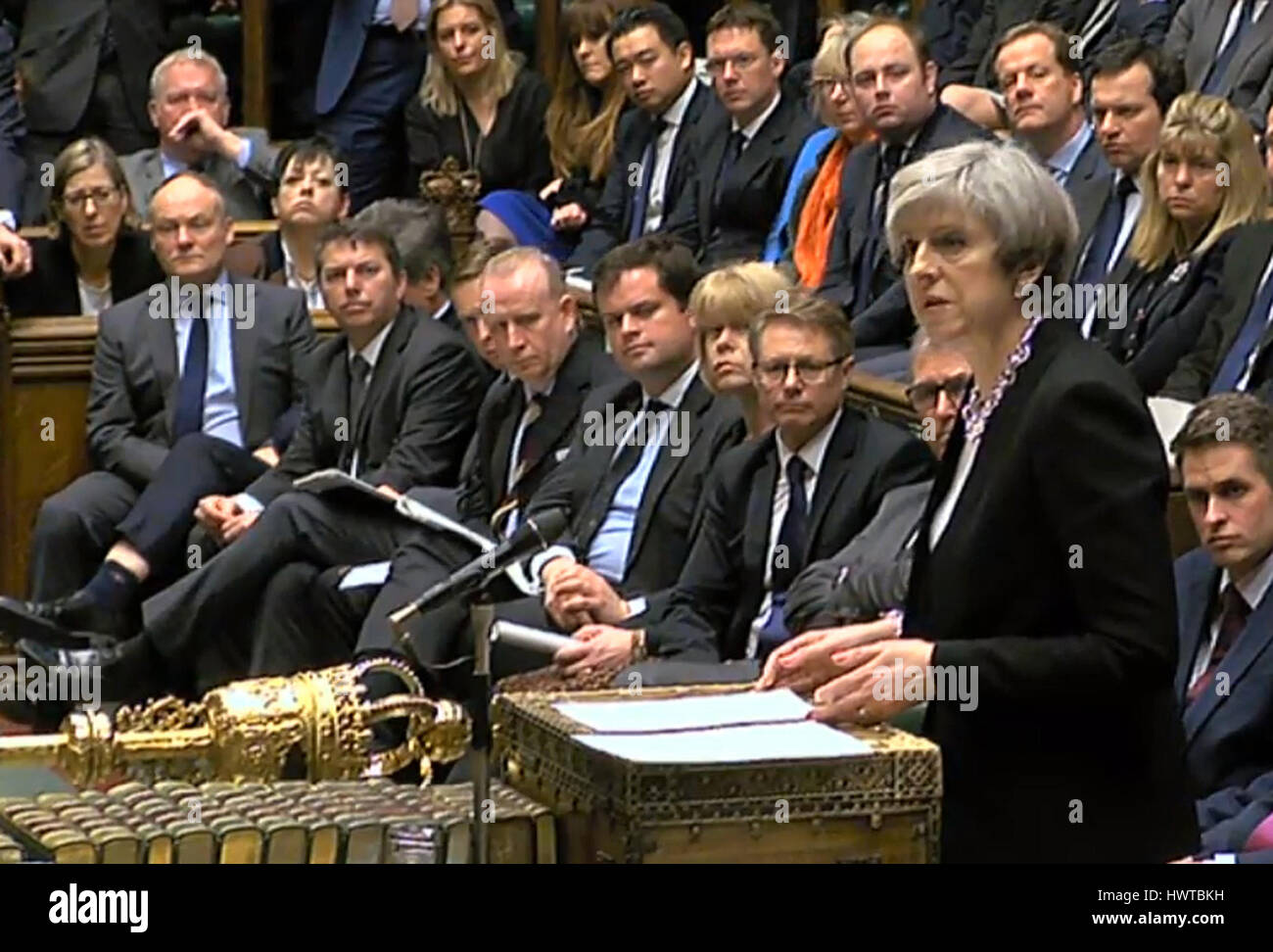 Il primo ministro Theresa Maggio parlando ai parlamentari della Camera dei comuni sulla scia di ieri del terrore attacco al Palazzo di Westminster. Foto Stock