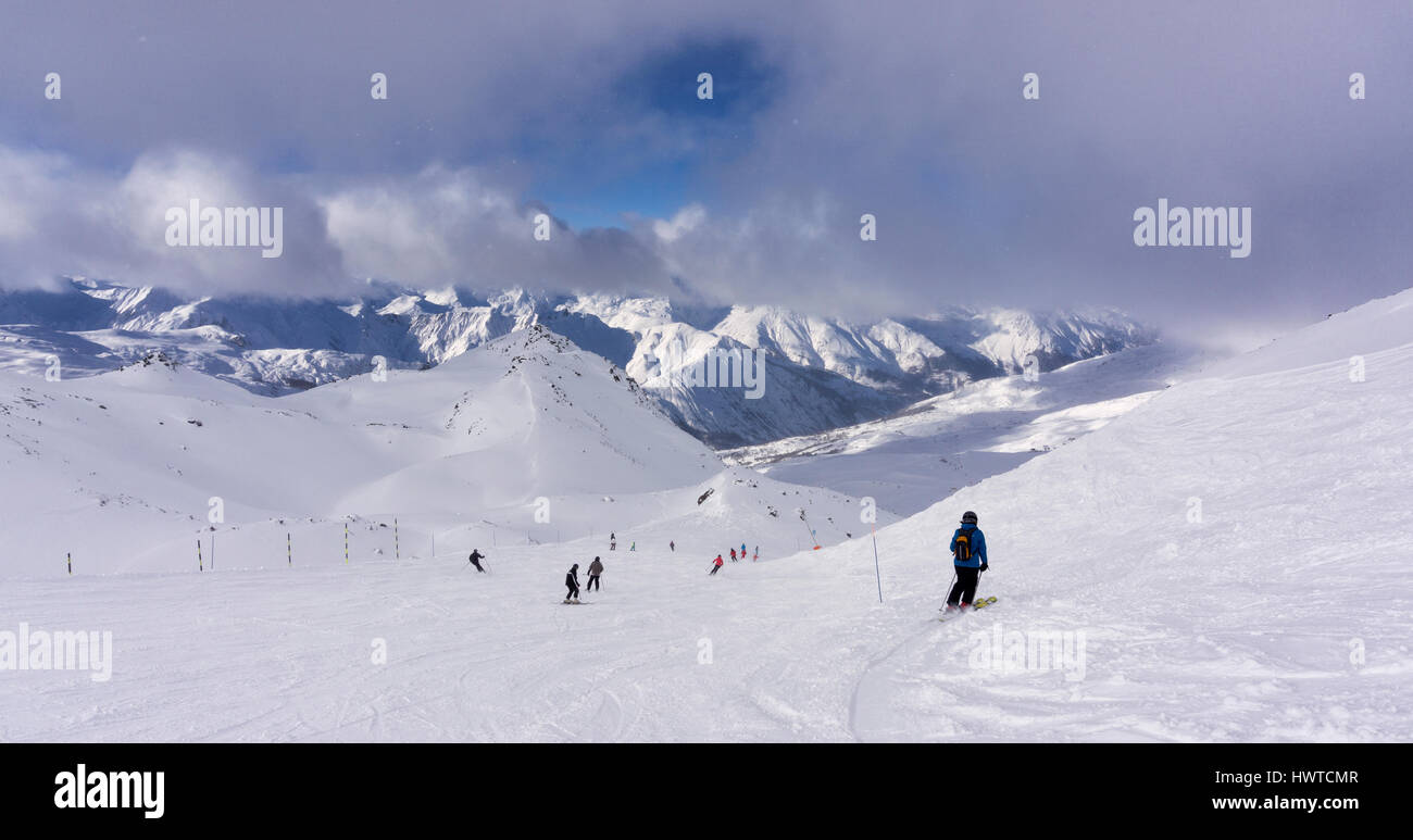 Panorama di sciatori sotto bassa cloud a Les Menuires in tre valli ski area della Francia Foto Stock