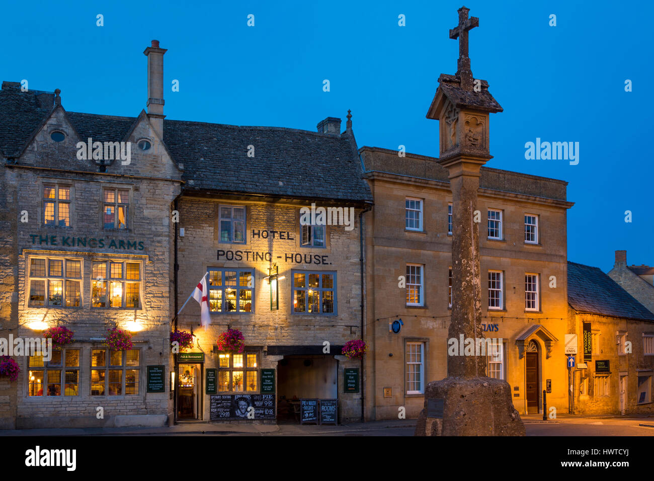 Guerra Civile Inglese Memorial nella Piazza del Mercato con il Kings Arms Pub e Hotel oltre, Stow-On-The-Wold, Gloucestershire, Inghilterra Foto Stock
