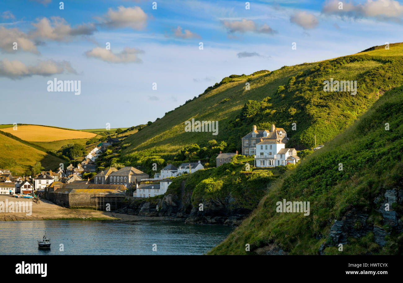 Abitazioni sulla collina sopra il porto di Port Isaac, Cornwall, Inghilterra Foto Stock