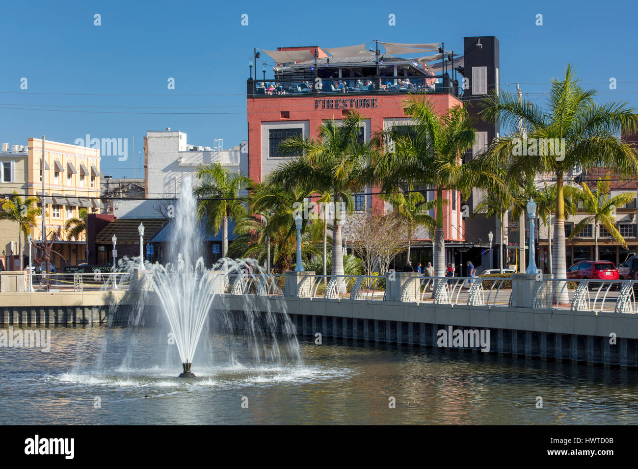 Harbourside vista della Firestone griglia, il Martini Bar & Sky Bar e gli edifici del centro di Ft Myers, Florida, Stati Uniti d'America Foto Stock