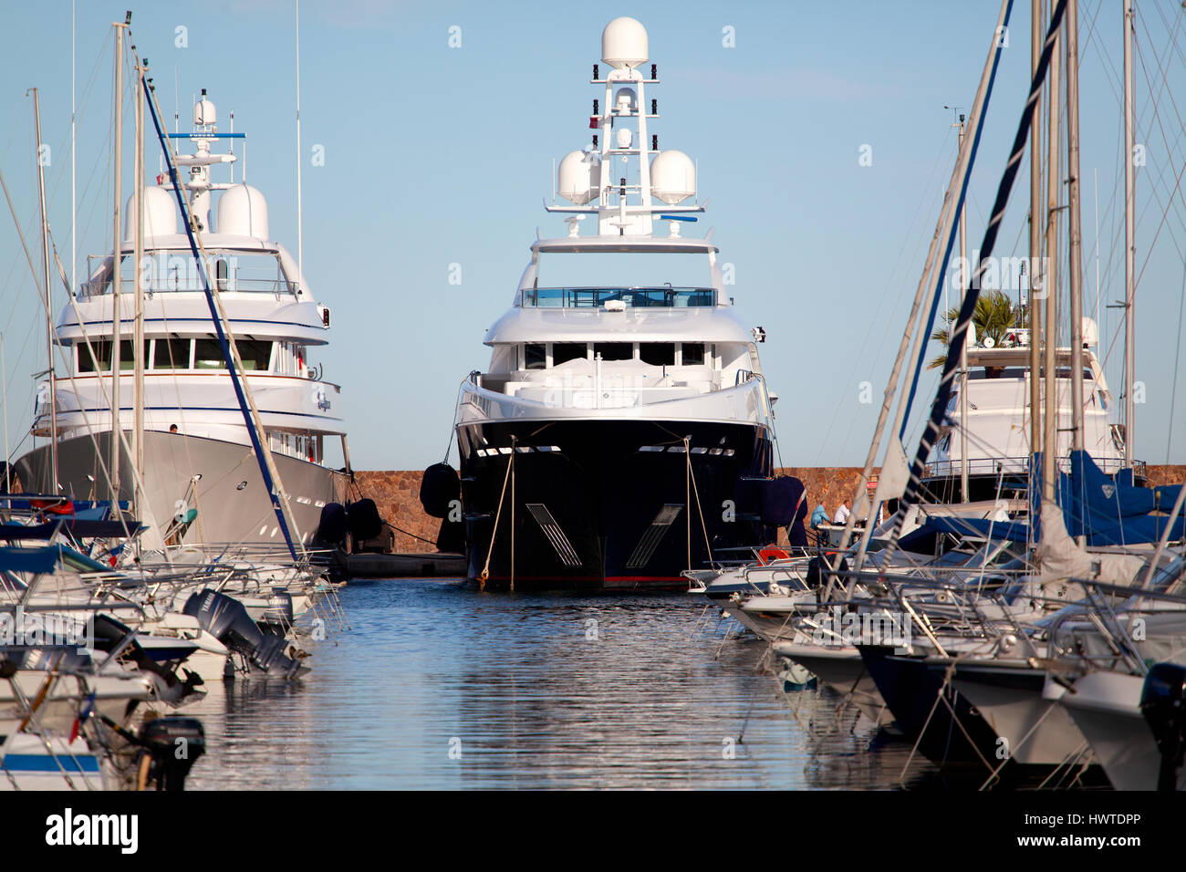 Luxury super yacht ormeggiati ion al vecchio porto di Cannes, Francia Foto Stock