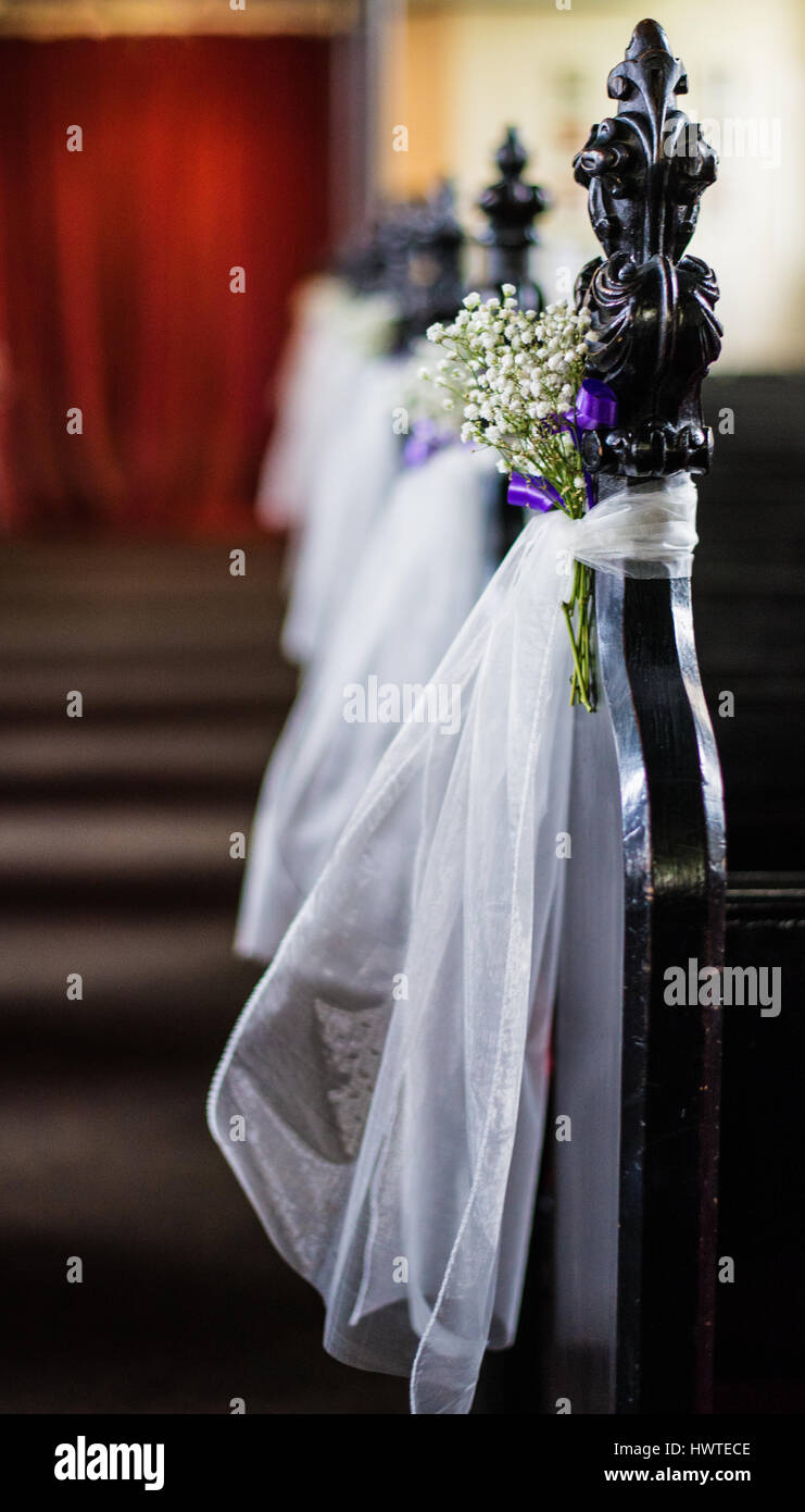 Tulle bianco decorazioni dopo un servizio di nozze in St Johns Chiesa, Isola di Man Foto Stock