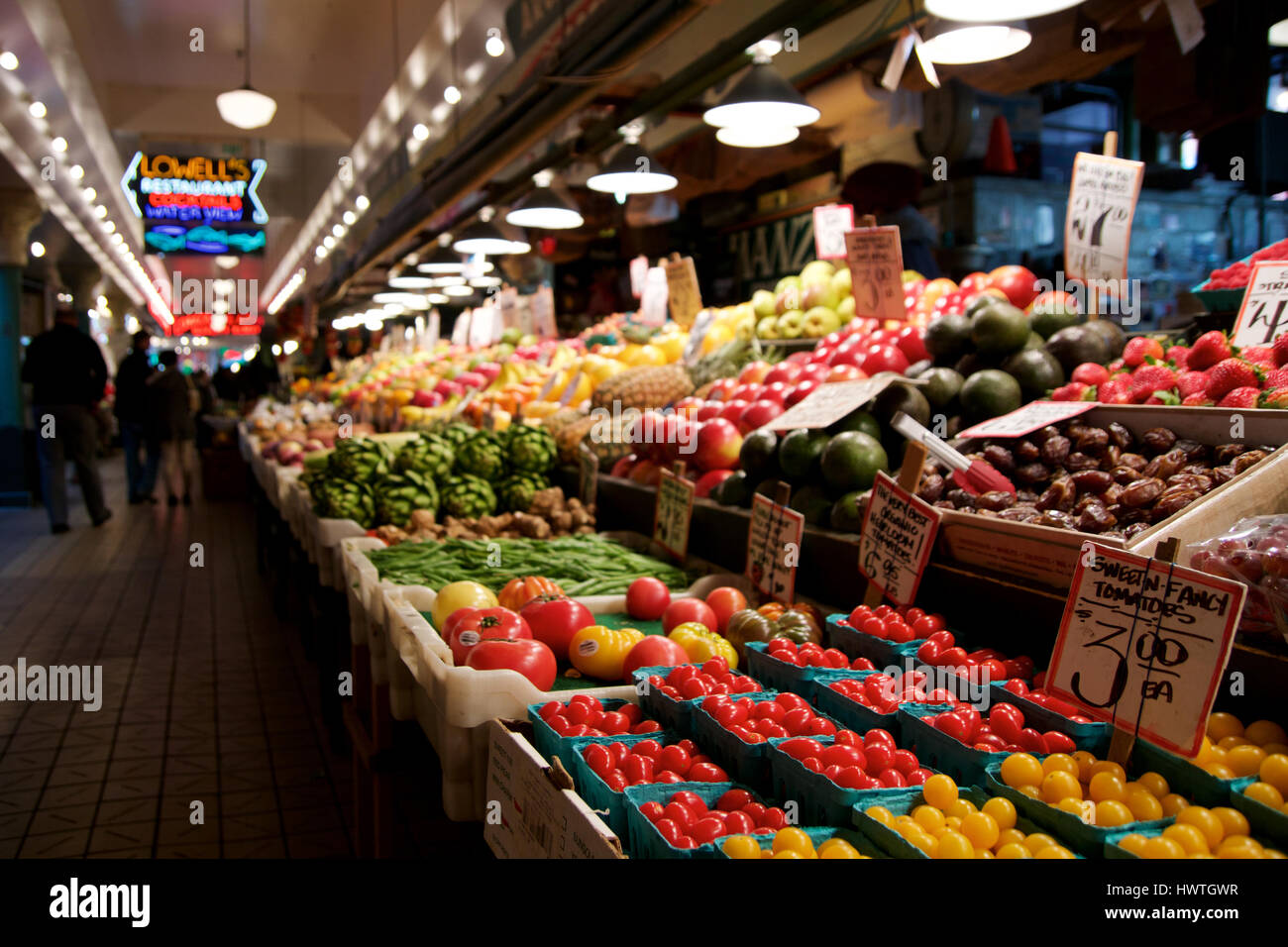 SEATTLE, WASHINGTON, STATI UNITI D'AMERICA - gennaio 24th, 2017: ortaggi per la vendita in alto si spegne al Mercato di Pike Place. Questo mercato contadino è una famosa vista in downtown. Foto Stock