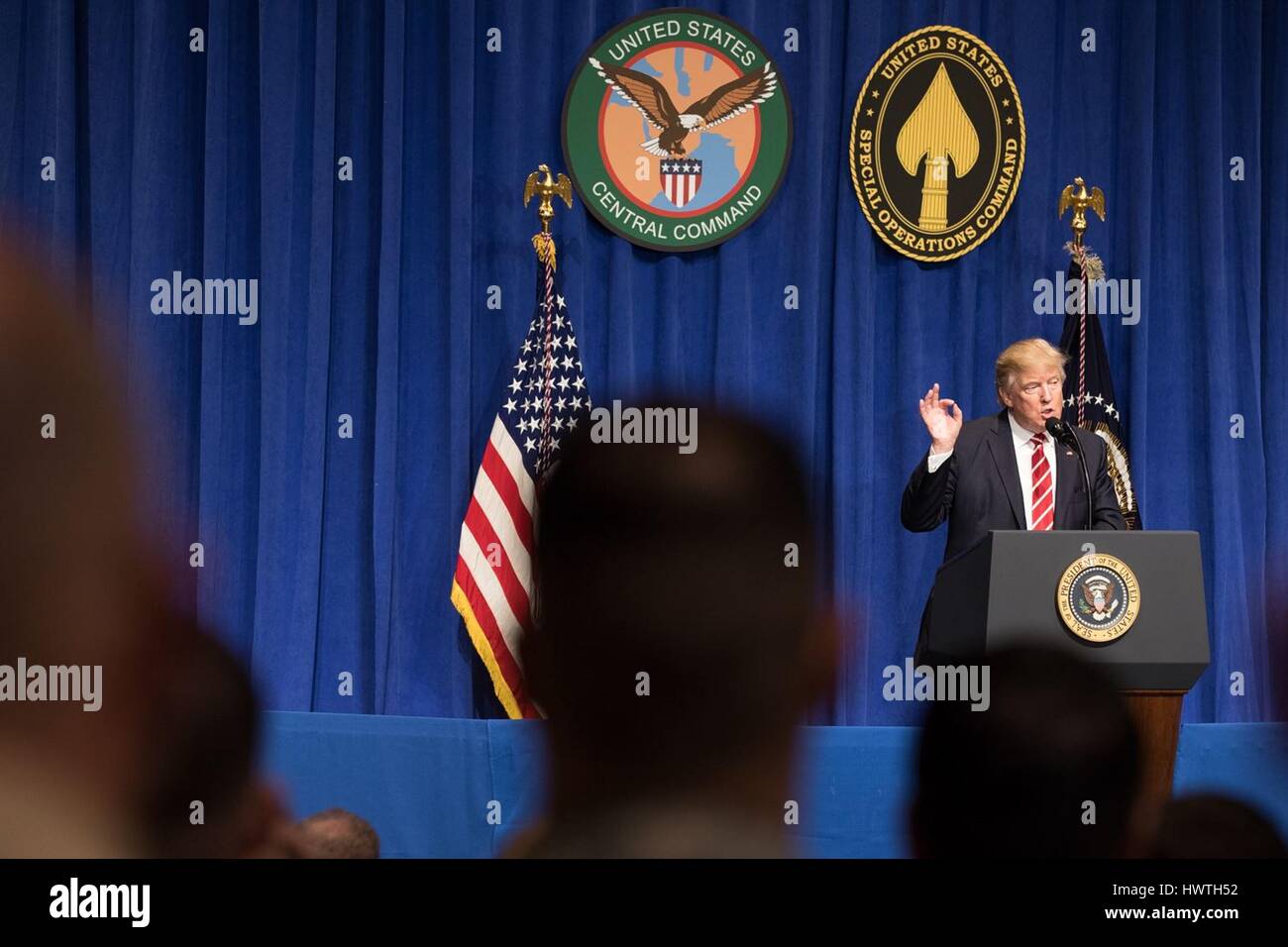 U.S presidente Donald Trump offre commento durante una visita negli Stati Uniti Militari di Comando Centrale Sede Febbraio 6, 2017 a Tampa, in Florida. Foto Stock
