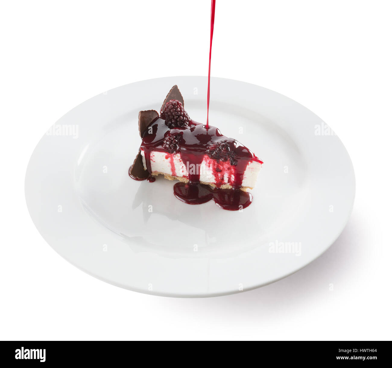 Pezzo di cheesecake con cioccolato e berry topping. Foto Stock