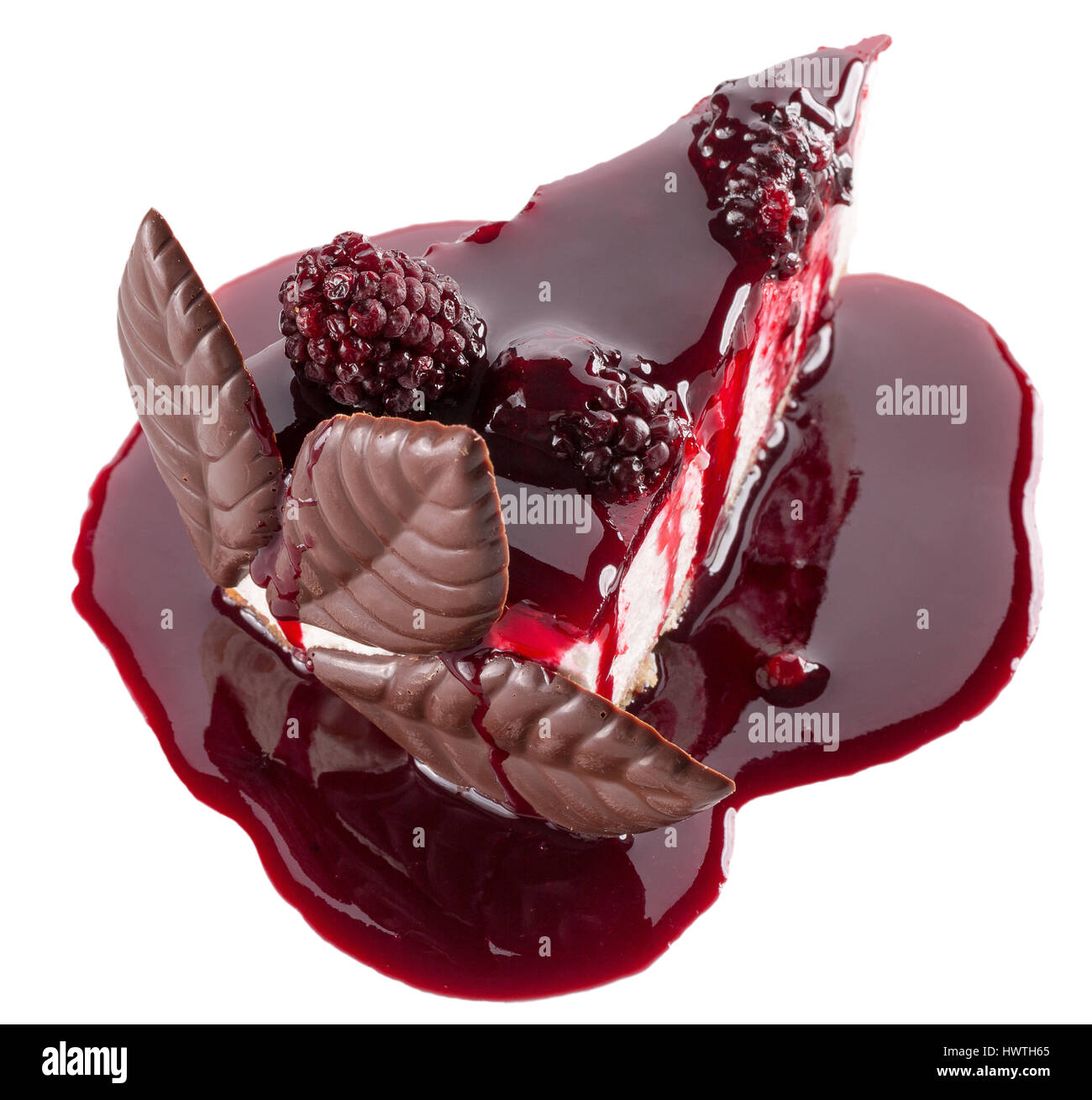 Pezzo di cheesecake con cioccolato e berry topping. Foto Stock