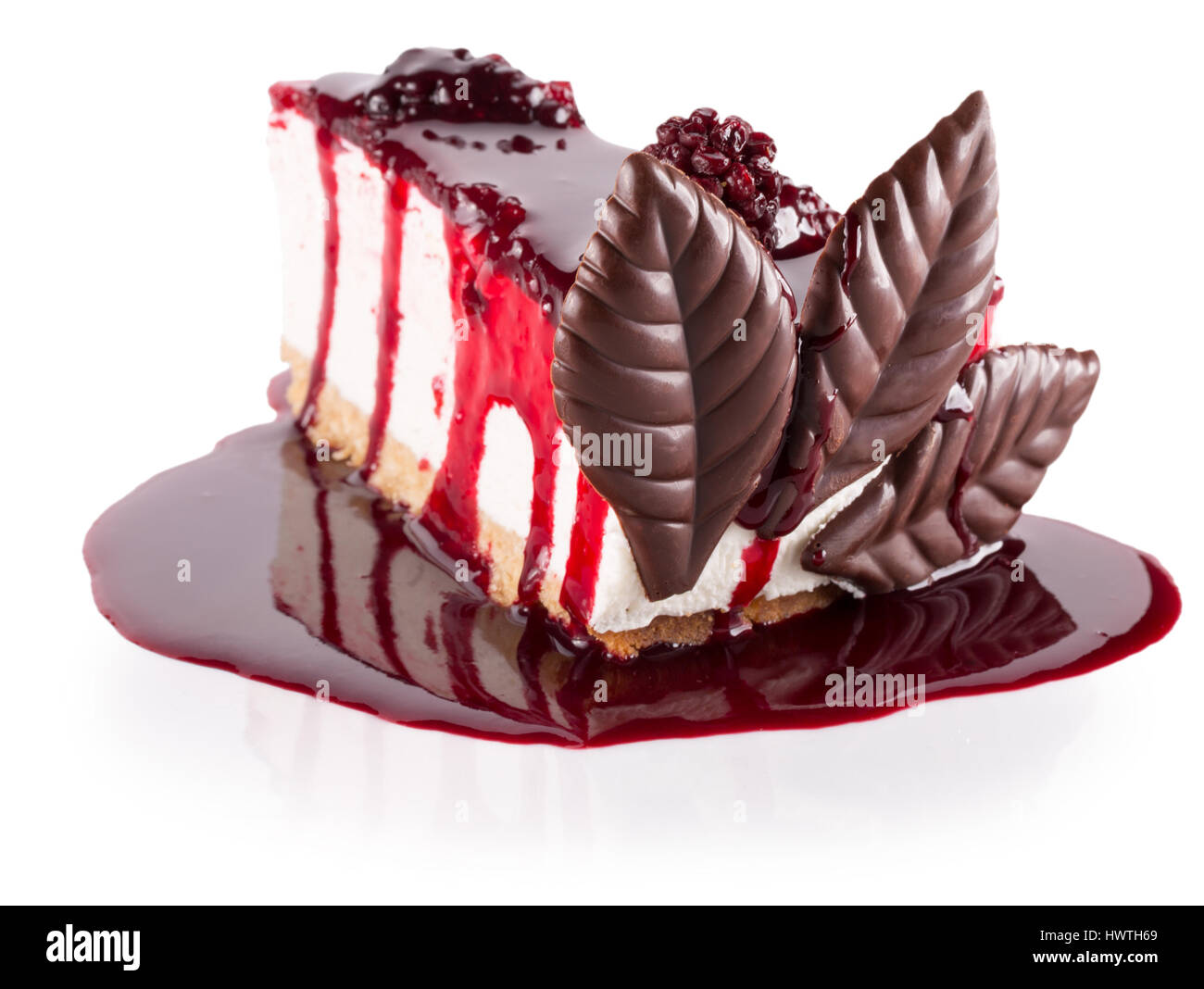 Pezzo di cheesecake con cioccolato e berry topping. Foto Stock