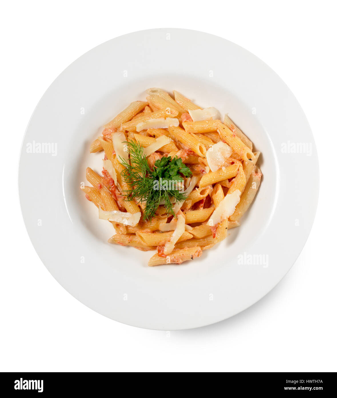 La pasta con la salsa di pomodoro isolato su uno sfondo bianco. Foto Stock